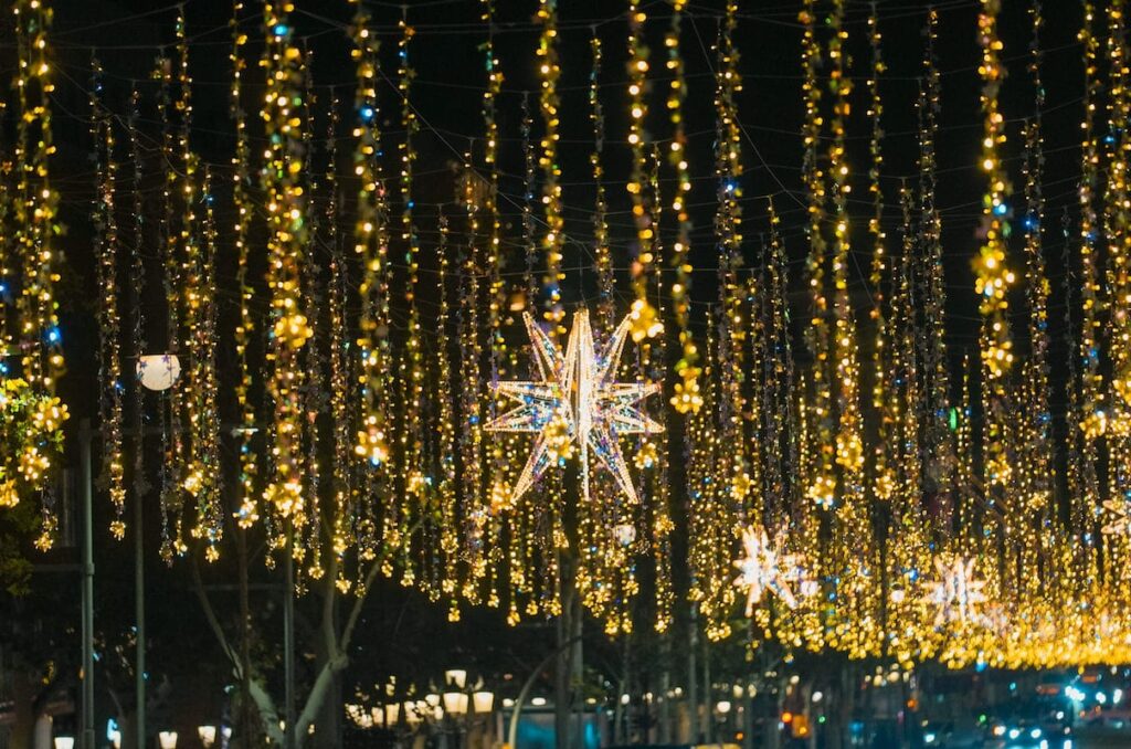 Luces de navidad iluminando el fin de año